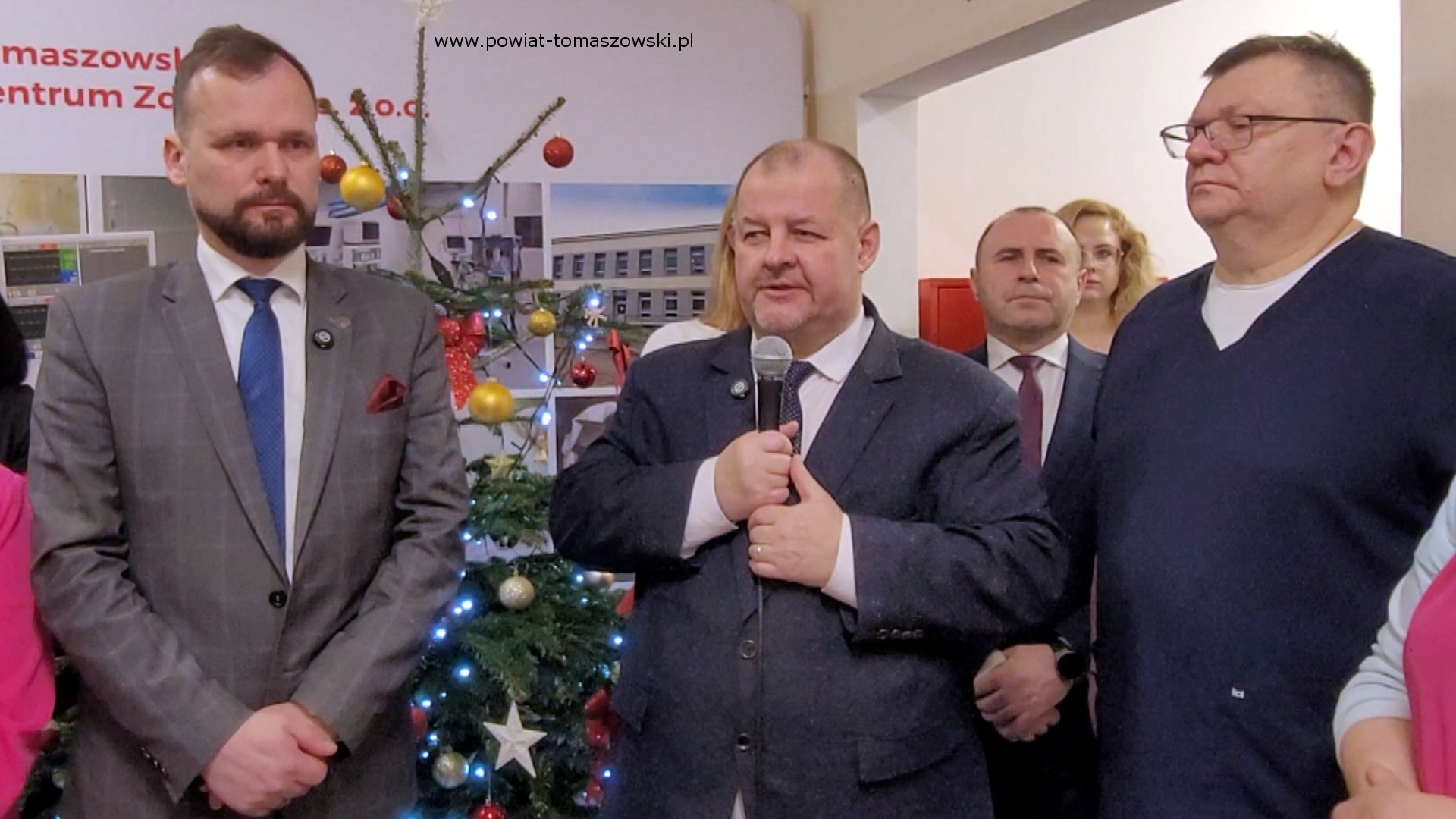 Na zdjęciu: uczestnicy uroczystego spotkania wigilijnego w&nbsp;Tomaszowskim Centrum Zdrowia, kt&oacute;re odbyło się w&nbsp;poniedziałek,  22 grudnia 2025 roku.