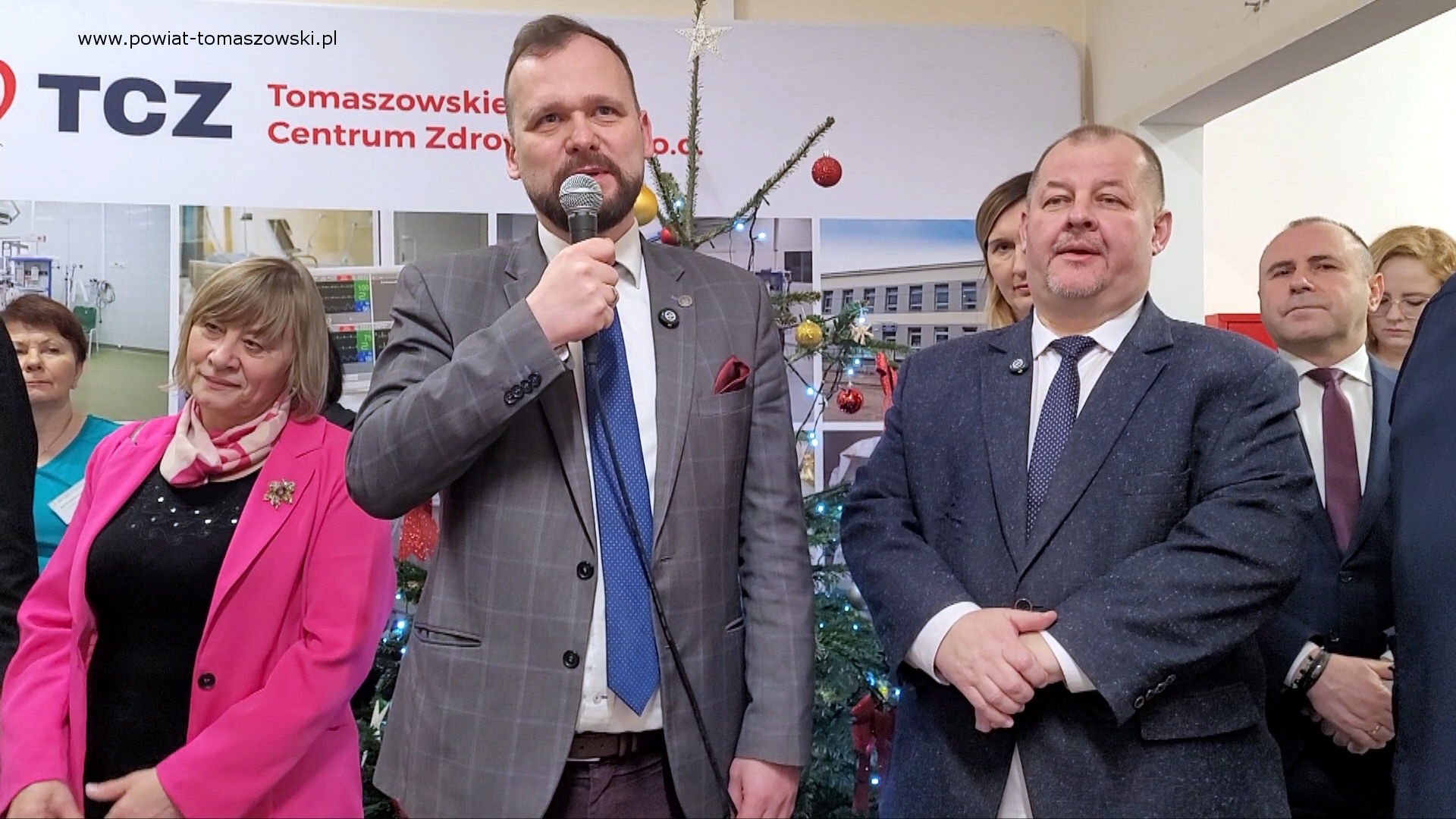 Na zdjęciu: uczestnicy uroczystego spotkania wigilijnego w&nbsp;Tomaszowskim Centrum Zdrowia, kt&oacute;re odbyło się w&nbsp;poniedziałek,  22 grudnia 2025 roku.