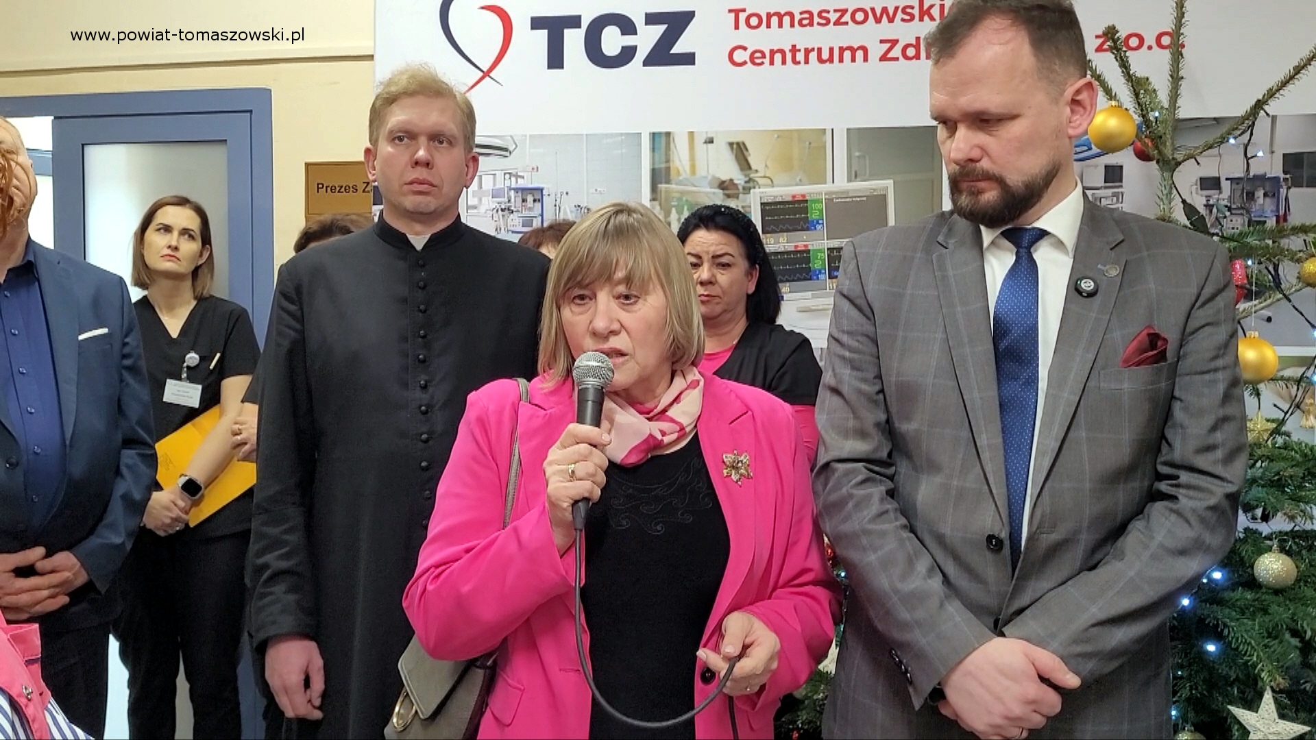 Na zdjęciu: uczestnicy uroczystego spotkania wigilijnego w&nbsp;Tomaszowskim Centrum Zdrowia, kt&oacute;re odbyło się w&nbsp;poniedziałek,  22 grudnia 2025 roku.