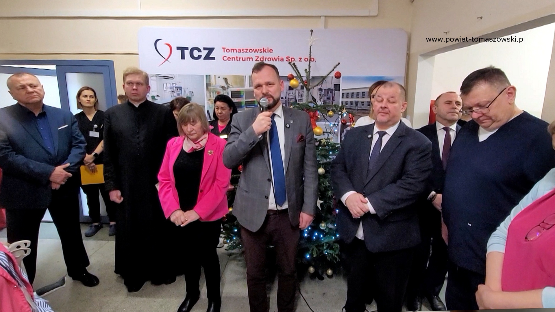 Na zdjęciu: uczestnicy uroczystego spotkania wigilijnego w&nbsp;Tomaszowskim Centrum Zdrowia, kt&oacute;re odbyło się w&nbsp;poniedziałek,  22 grudnia 2025 roku.