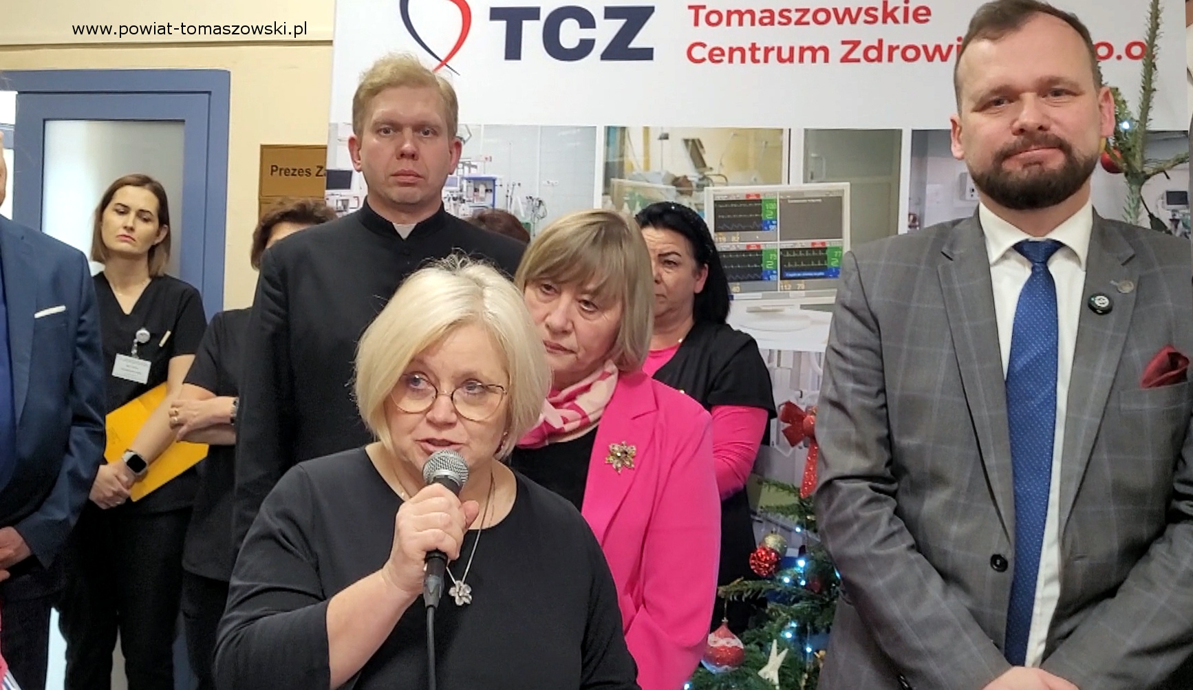 Na zdjęciu: uczestnicy uroczystego spotkania wigilijnego w&nbsp;Tomaszowskim Centrum Zdrowia, kt&oacute;re odbyło się w&nbsp;poniedziałek,  22 grudnia 2025 roku.