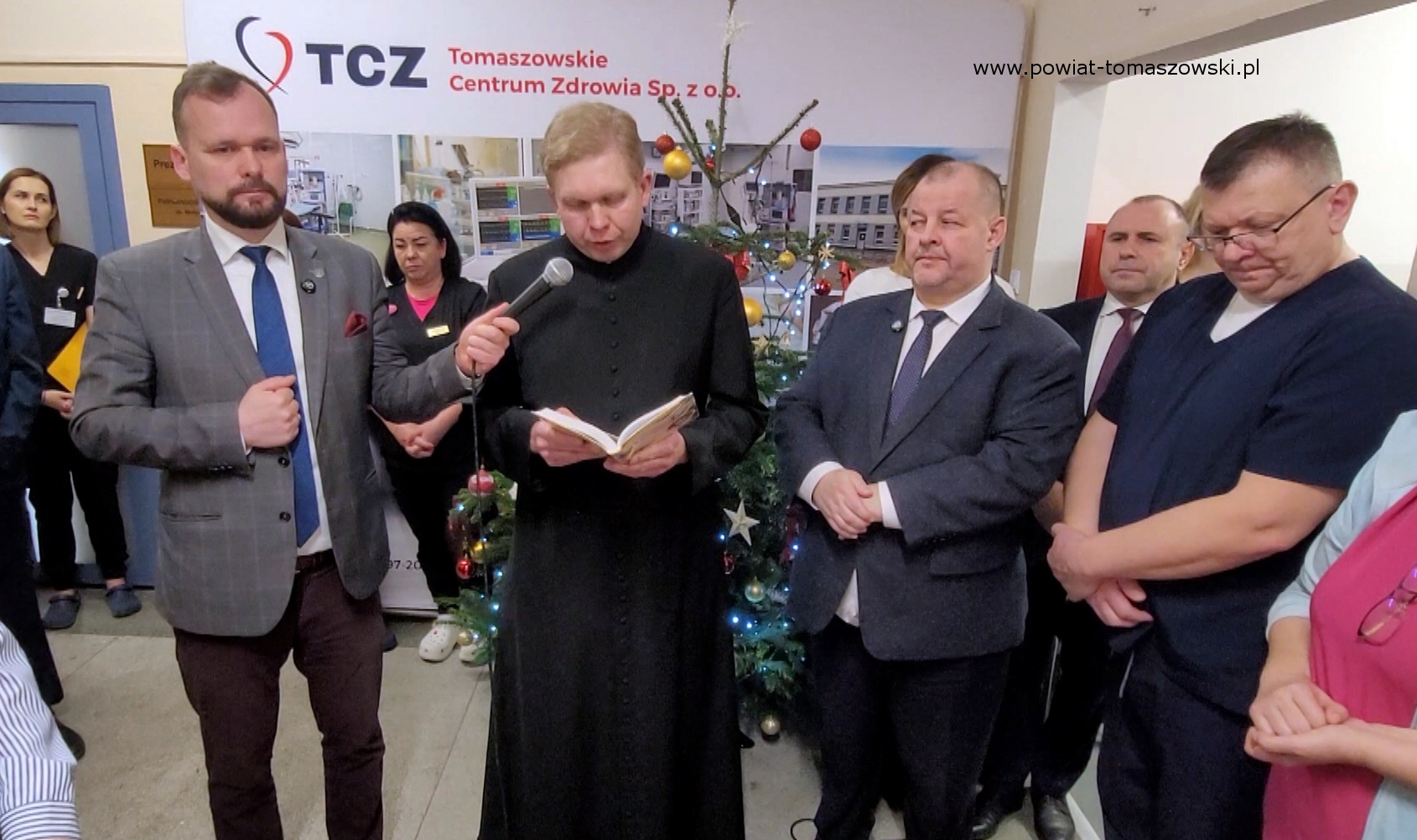 Na zdjęciu: uczestnicy uroczystego spotkania wigilijnego w&nbsp;Tomaszowskim Centrum Zdrowia, kt&oacute;re odbyło się w&nbsp;poniedziałek,  22 grudnia 2025 roku.