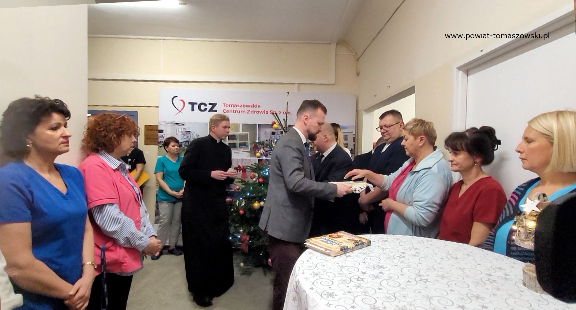 Na zdjęciu: uczestnicy uroczystego spotkania wigilijnego w&nbsp;Tomaszowskim Centrum Zdrowia, kt&oacute;re odbyło się w&nbsp;poniedziałek,  22 grudnia 2025 roku.