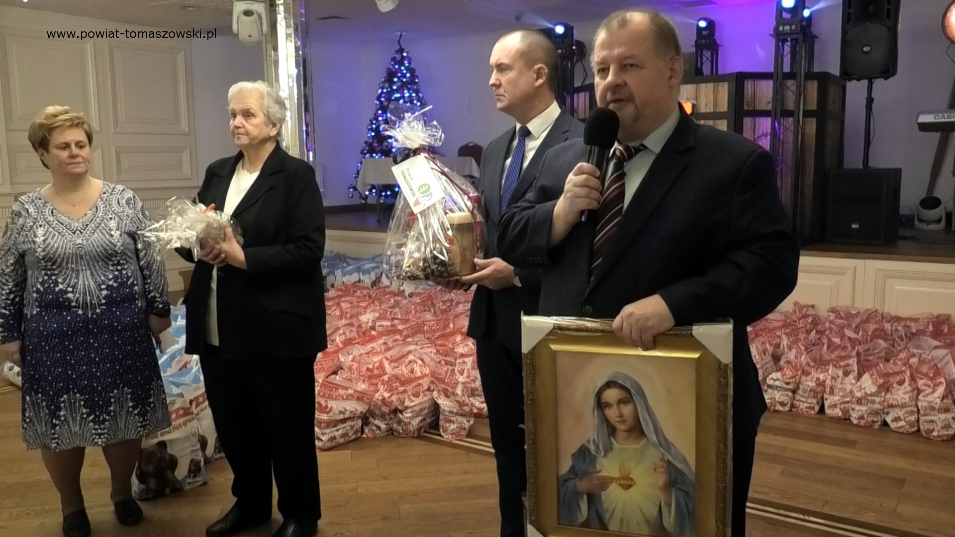 Na zdjęciu: uczestnicy spotkania wigilijnego Stowarzyszenia Rodzin Dzieci i&nbsp;Os&oacute;b Niepełnosprawnych w&nbsp;Tomaszowie Mazowieckim, kt&oacute;re odbyło się w&nbsp;piątek, 13 grudnia 2024 roku, w&nbsp;sali &bdquo;Wiśniowy Sad&rdquo; w&nbsp;Deko Smaku w&nbsp;Tomaszowie Mazowieckim.