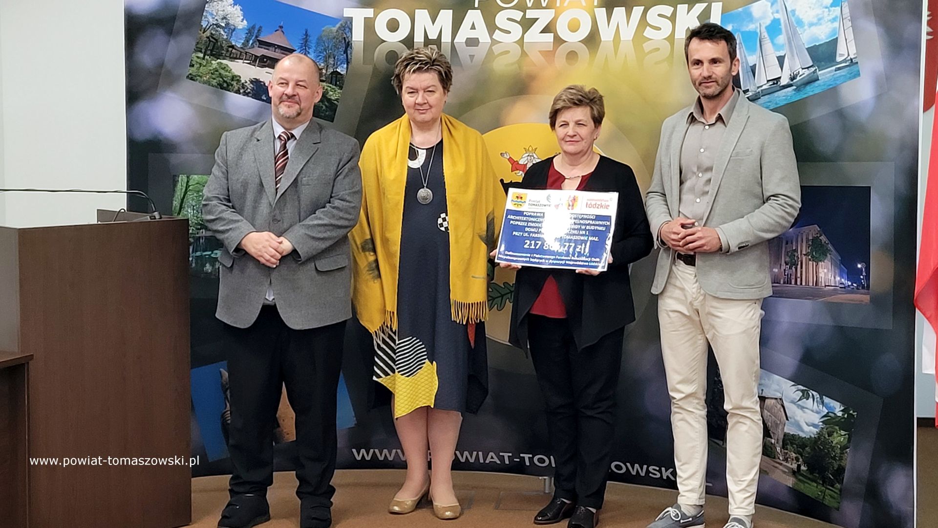 Na zdjęciu: uczestnicy konferencji prasowej dotyczącej dofinansowania na&nbsp;wymianę windy w&nbsp;Domu Pomocy Społecznej w&nbsp;Tomaszowie Mazowieckim przy ul. Farbiarskiej, kt&oacute;ra odbyła się w&nbsp;Sali konferencyjnej Starostwie powiatowym w&nbsp;Tomaszowie Mazowieckim, w&nbsp;czwartek, 11 maja 2023 roku, 