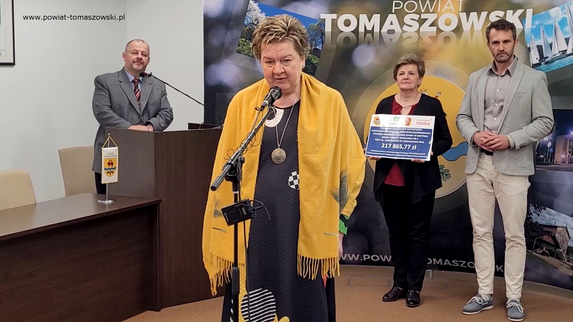 Na zdjęciu: uczestnicy konferencji prasowej dotyczącej dofinansowania na&nbsp;wymianę windy w&nbsp;Domu Pomocy Społecznej w&nbsp;Tomaszowie Mazowieckim przy ul. Farbiarskiej, kt&oacute;ra odbyła się w&nbsp;Sali konferencyjnej Starostwie powiatowym w&nbsp;Tomaszowie Mazowieckim, w&nbsp;czwartek, 11 maja 2023 roku, 