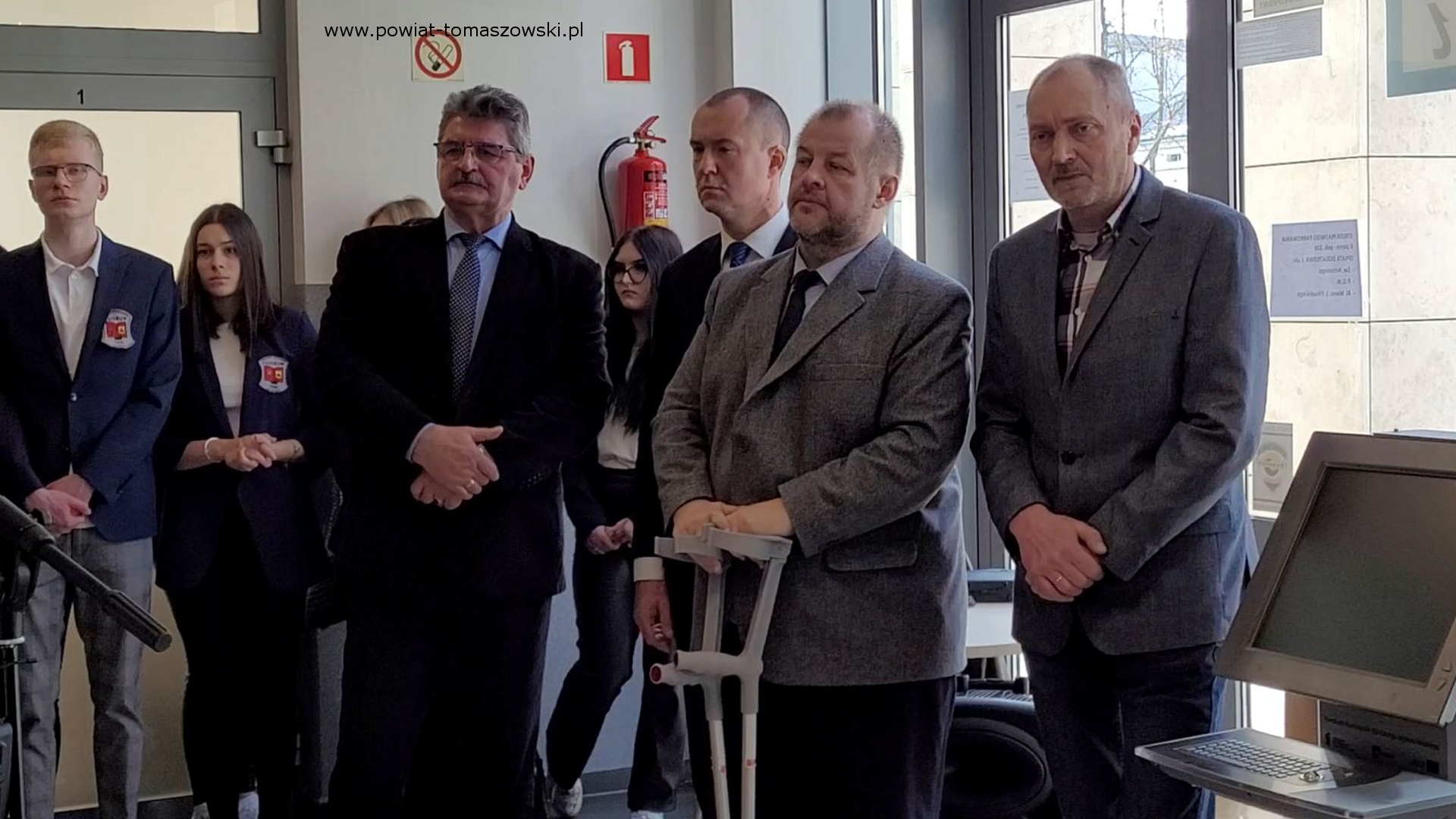 Na zdjęciu: uczestnicy wernisażu wystawy pt. &bdquo;Zawołani po imieniu&rdquo; z&nbsp;okazji Narodowego Dnia Pamięci Polak&oacute;w Ratujących Żyd&oacute;w pod Okupacją Niemiecką, kt&oacute;ry odbył się w&nbsp;piątek, 24 marca 2023 roku, w&nbsp;Starostwie Powiatowym w&nbsp;Tomaszowie Mazowieckim