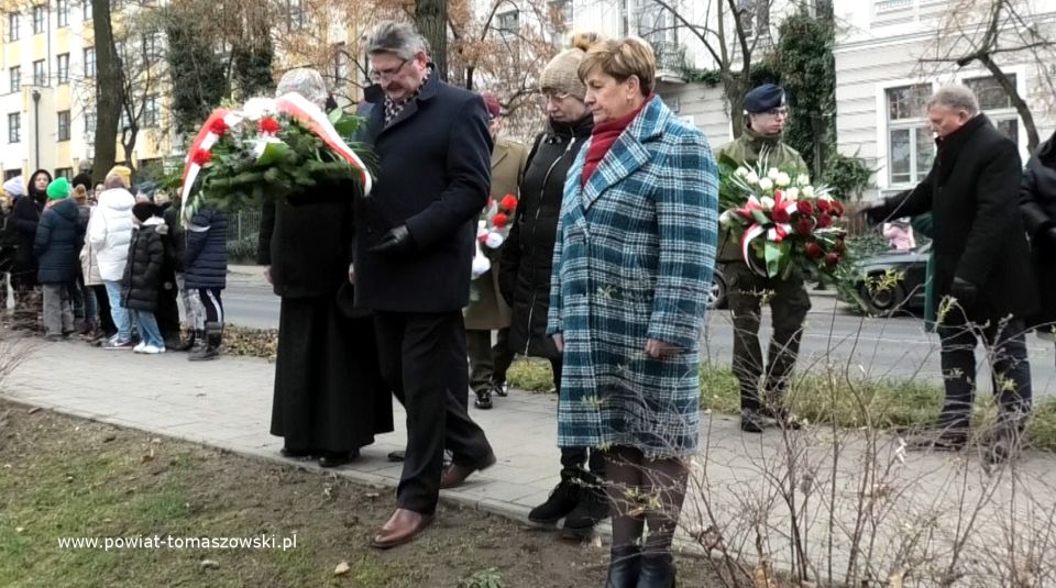 Na zdjęciu: uczestnicy uroczystości upamiętniającej 192. rocznicę wybuchu powstania listopadowego, które odbyły się w Tomaszowie Mazowieckim w środę, 30 listopada 2022 roku,