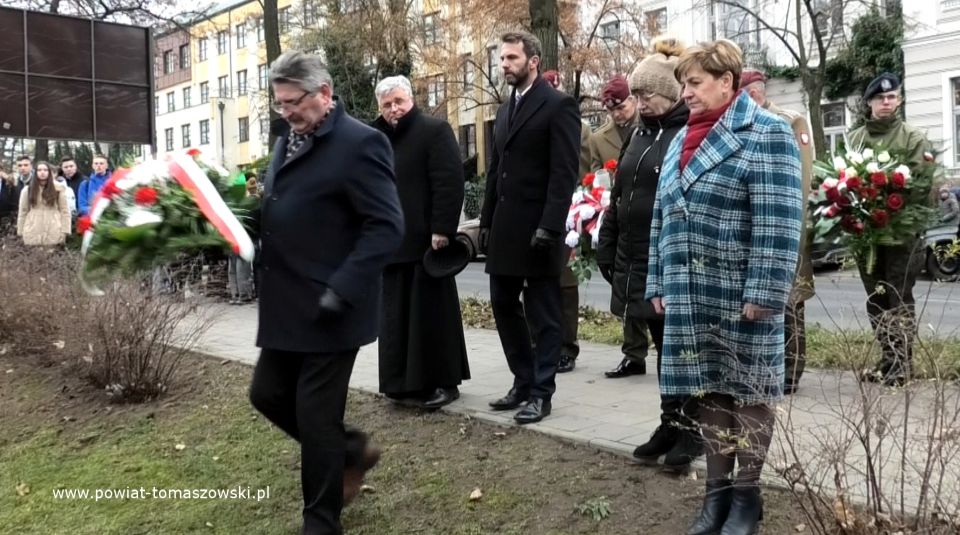 Na zdjęciu: uczestnicy uroczystości upamiętniającej 192. rocznicę wybuchu powstania listopadowego, które odbyły się w Tomaszowie Mazowieckim w środę, 30 listopada 2022 roku,