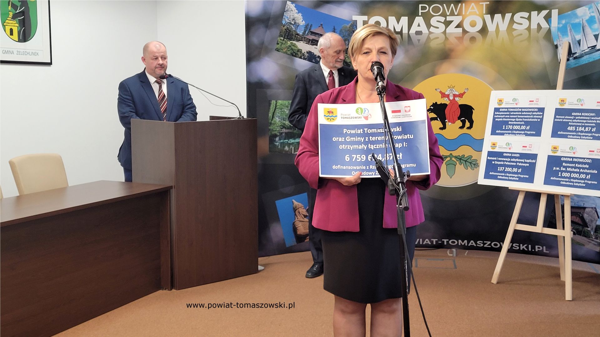 Na zdjęciu: uczestnicy konferencji prasowej dotyczącej dofinansowania z&nbsp;Rządowego Programu Odbudowy Zabytk&oacute;w zabytkowych obiekt&oacute;w z&nbsp;powiatu tomaszowskiego, kt&oacute;ra odbyła się w&nbsp;czwartek, 12 października 2023 roku, w&nbsp;sali konferencyjnej w&nbsp;Starostwie Powiatowym w&nbsp;Tomaszowie Mazowieckim