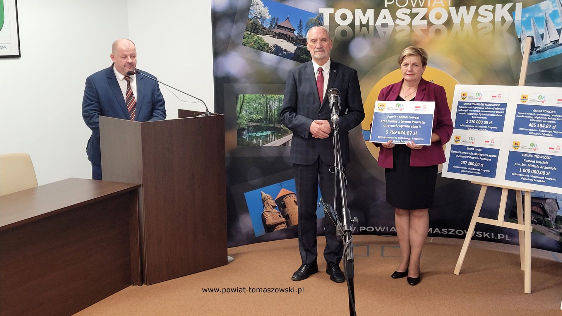 Na zdjęciu: uczestnicy konferencji prasowej dotyczącej dofinansowania z&nbsp;Rządowego Programu Odbudowy Zabytk&oacute;w zabytkowych obiekt&oacute;w z&nbsp;powiatu tomaszowskiego, kt&oacute;ra odbyła się w&nbsp;czwartek, 12 października 2023 roku, w&nbsp;sali konferencyjnej w&nbsp;Starostwie Powiatowym w&nbsp;Tomaszowie Mazowieckim