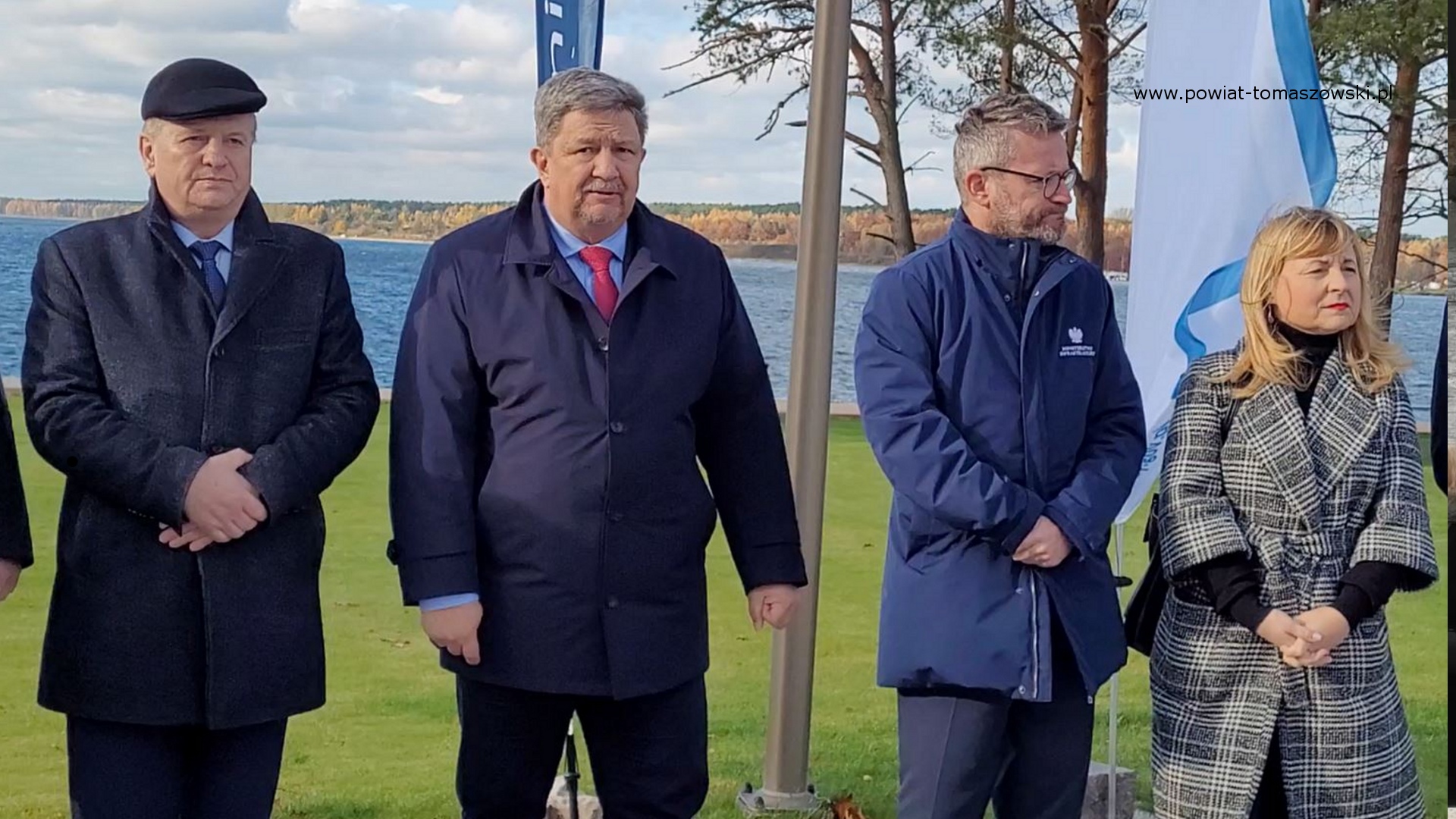 Na zdjęciu: uczestnicy briefingu prasowego, podczas którego odbyło się uroczyste otwarcie terenu rekreacyjno-wypoczynkowego przy zaporze nad Zalewem Sulejowskim w Smardzewicach, który odbył się w środę, 8 listopada 2023 roku,