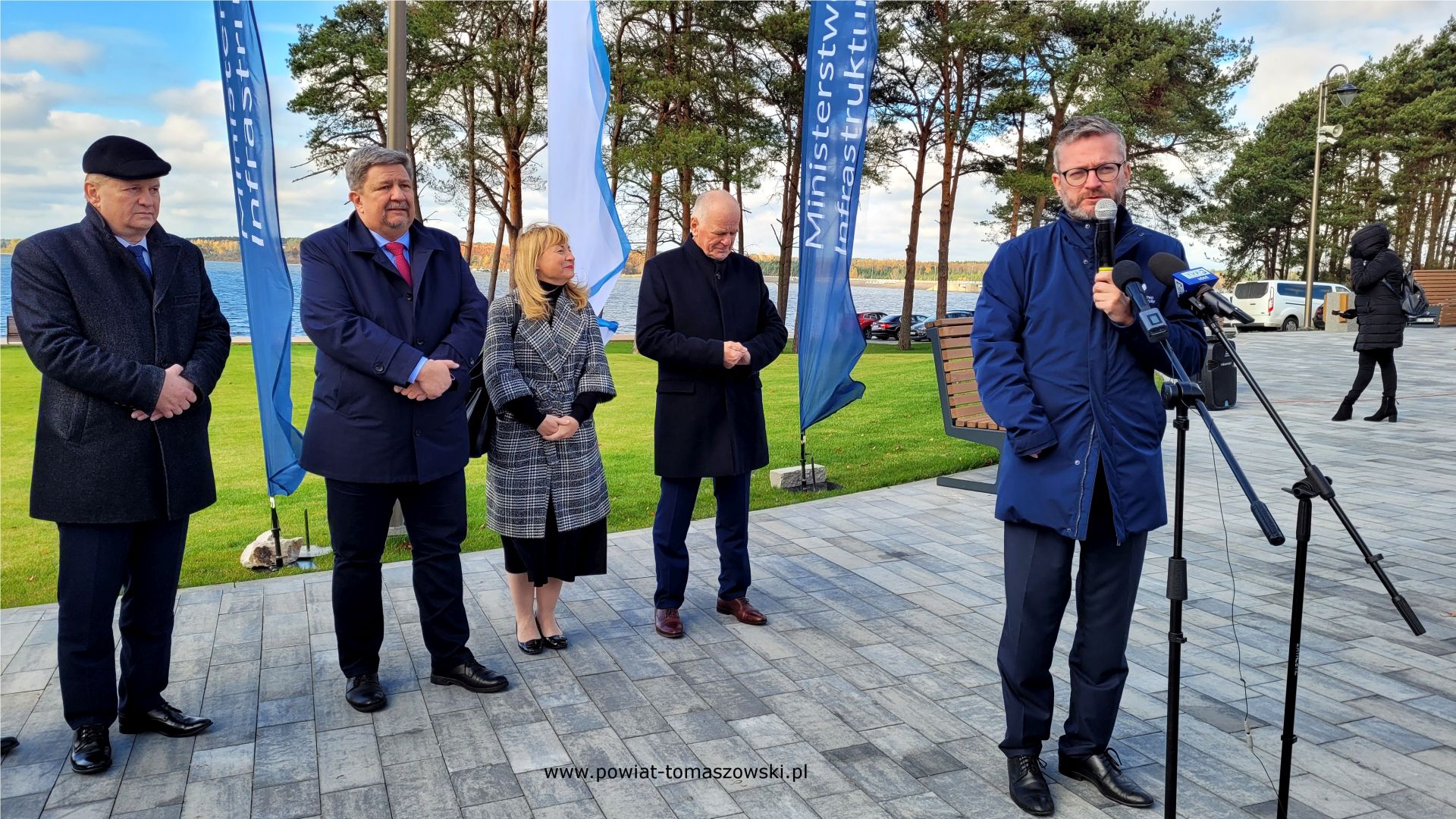 Na zdjęciu: uczestnicy briefingu prasowego, podczas którego odbyło się uroczyste otwarcie terenu rekreacyjno-wypoczynkowego przy zaporze nad Zalewem Sulejowskim w Smardzewicach, który odbył się w środę, 8 listopada 2023 roku,