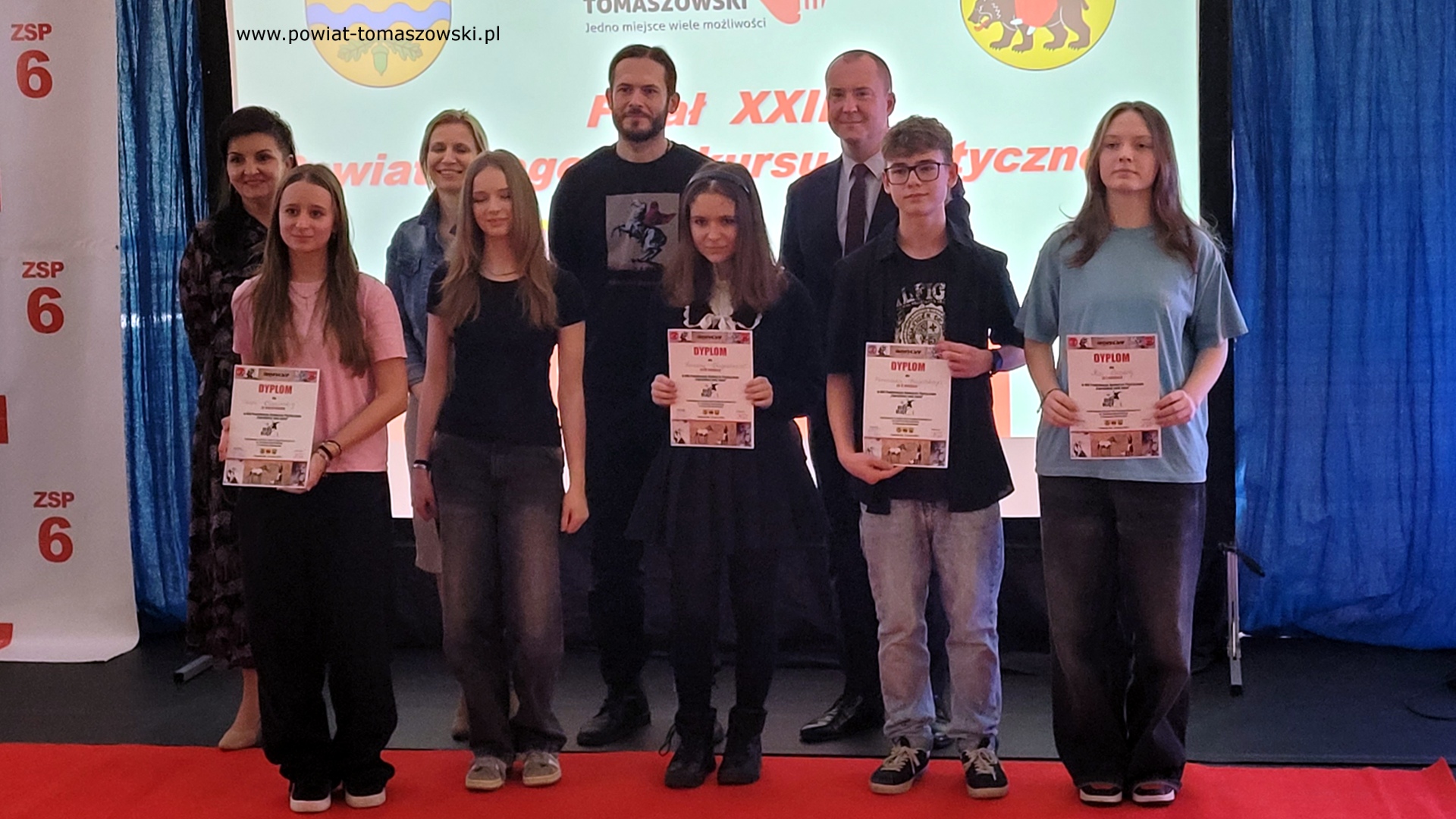 Na zdjęciu: uczestnicy finału XXII Powiatowego Konkursu Plastycznego &bdquo;Zaprojektuj sw&oacute;j świat&rdquo;, kt&oacute;ry odbył się w&nbsp;czwartek, 20 marca 2025 roku, w&nbsp;Zespole Szk&oacute;ł Ponadpodstawowych nr 6 im. Stanisława Wyspiańskiego w&nbsp;Tomaszowie Mazowieckim.