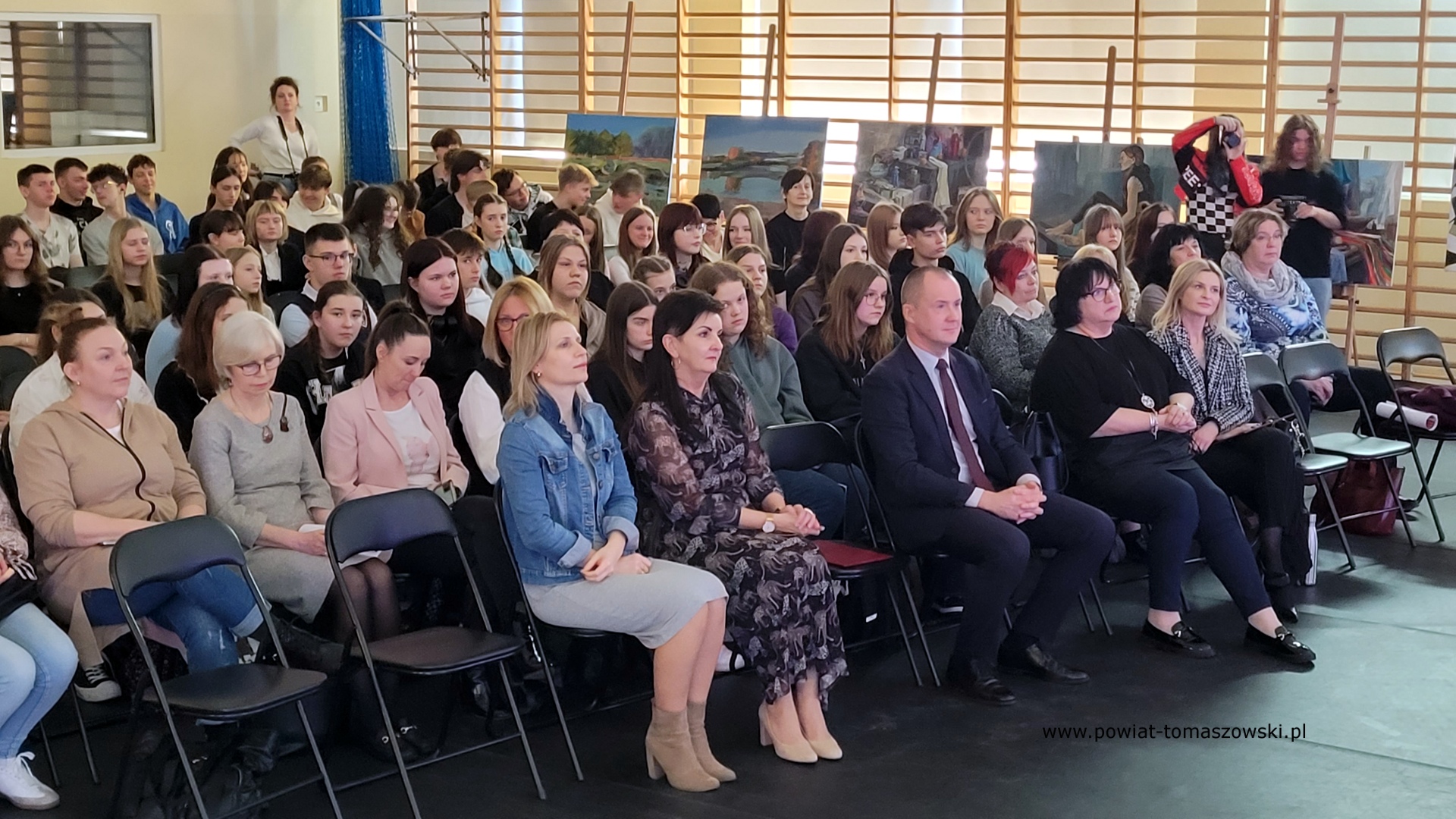 Na zdjęciu: uczestnicy finału XXII Powiatowego Konkursu Plastycznego &bdquo;Zaprojektuj sw&oacute;j świat&rdquo;, kt&oacute;ry odbył się w&nbsp;czwartek, 20 marca 2025 roku, w&nbsp;Zespole Szk&oacute;ł Ponadpodstawowych nr 6 im. Stanisława Wyspiańskiego w&nbsp;Tomaszowie Mazowieckim.