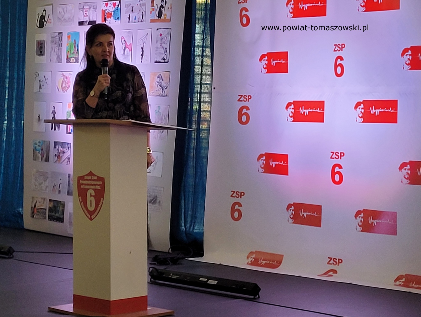 Na zdjęciu: uczestnicy finału XXII Powiatowego Konkursu Plastycznego &bdquo;Zaprojektuj sw&oacute;j świat&rdquo;, kt&oacute;ry odbył się w&nbsp;czwartek, 20 marca 2025 roku, w&nbsp;Zespole Szk&oacute;ł Ponadpodstawowych nr 6 im. Stanisława Wyspiańskiego w&nbsp;Tomaszowie Mazowieckim.