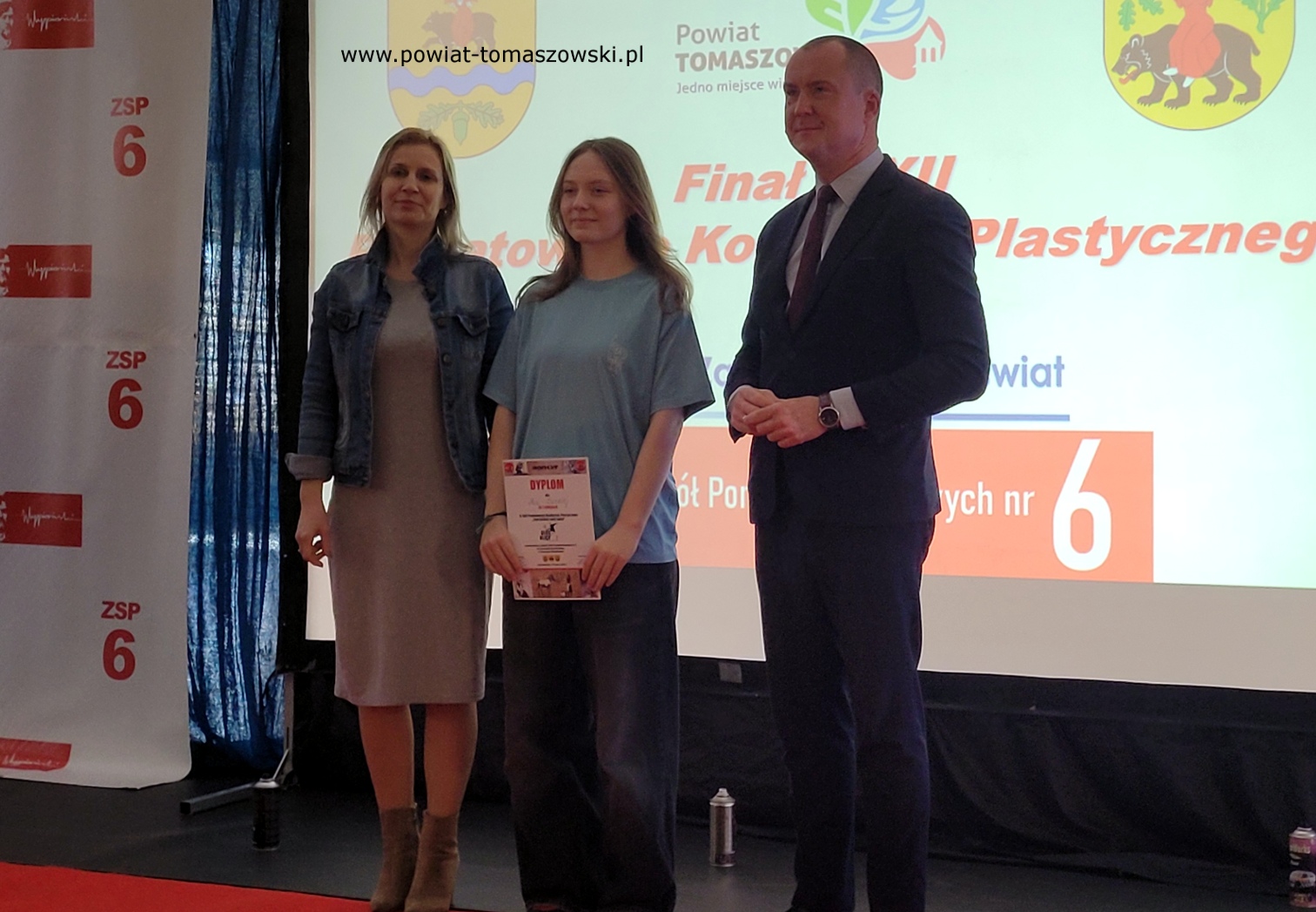 Na zdjęciu: uczestnicy finału XXII Powiatowego Konkursu Plastycznego &bdquo;Zaprojektuj sw&oacute;j świat&rdquo;, kt&oacute;ry odbył się w&nbsp;czwartek, 20 marca 2025 roku, w&nbsp;Zespole Szk&oacute;ł Ponadpodstawowych nr 6 im. Stanisława Wyspiańskiego w&nbsp;Tomaszowie Mazowieckim.