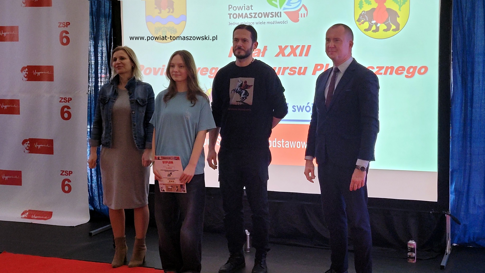 Na zdjęciu: uczestnicy finału XXII Powiatowego Konkursu Plastycznego &bdquo;Zaprojektuj sw&oacute;j świat&rdquo;, kt&oacute;ry odbył się w&nbsp;czwartek, 20 marca 2025 roku, w&nbsp;Zespole Szk&oacute;ł Ponadpodstawowych nr 6 im. Stanisława Wyspiańskiego w&nbsp;Tomaszowie Mazowieckim.