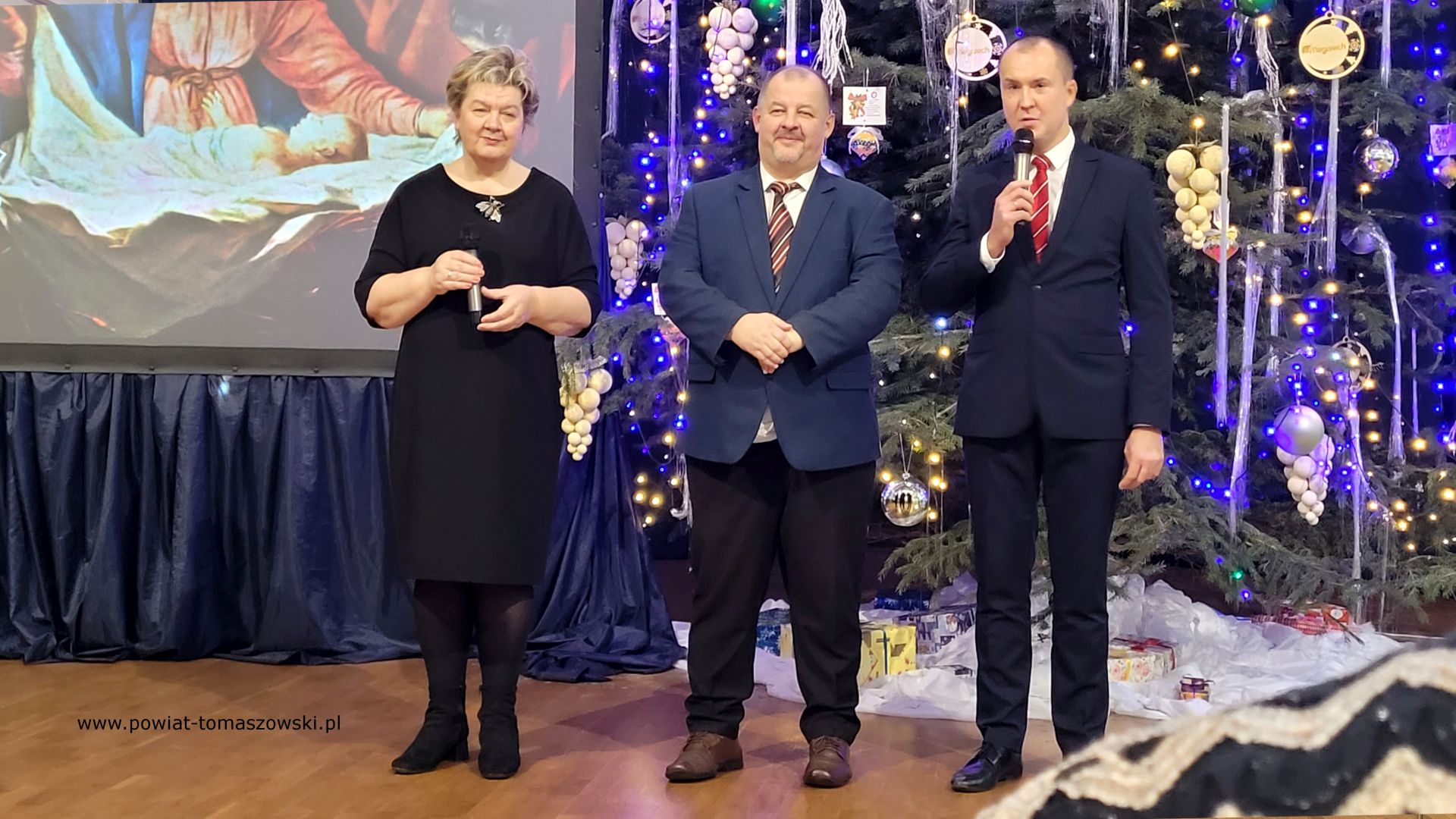 Na zdjęciu: uczestnicy wigilijnego spotkania uczni&oacute;w i&nbsp;nauczycieli w&nbsp;Zespole Szk&oacute;ł Ponadpodstawowych nr 1, kt&oacute;re odbyło się w&nbsp;czwartek, 21 grudnia 2023 roku, w&nbsp;ZSP 1,