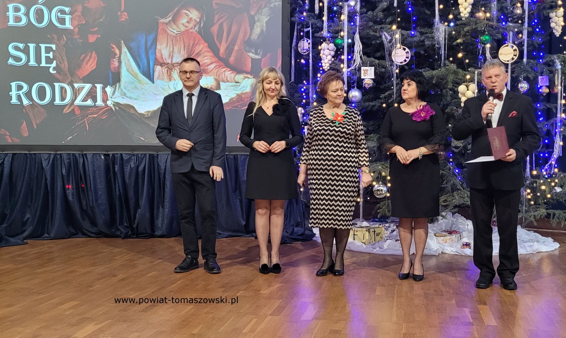Na zdjęciu: uczestnicy wigilijnego spotkania uczni&oacute;w i&nbsp;nauczycieli w&nbsp;Zespole Szk&oacute;ł Ponadpodstawowych nr 1, kt&oacute;re odbyło się w&nbsp;czwartek, 21 grudnia 2023 roku, w&nbsp;ZSP 1,