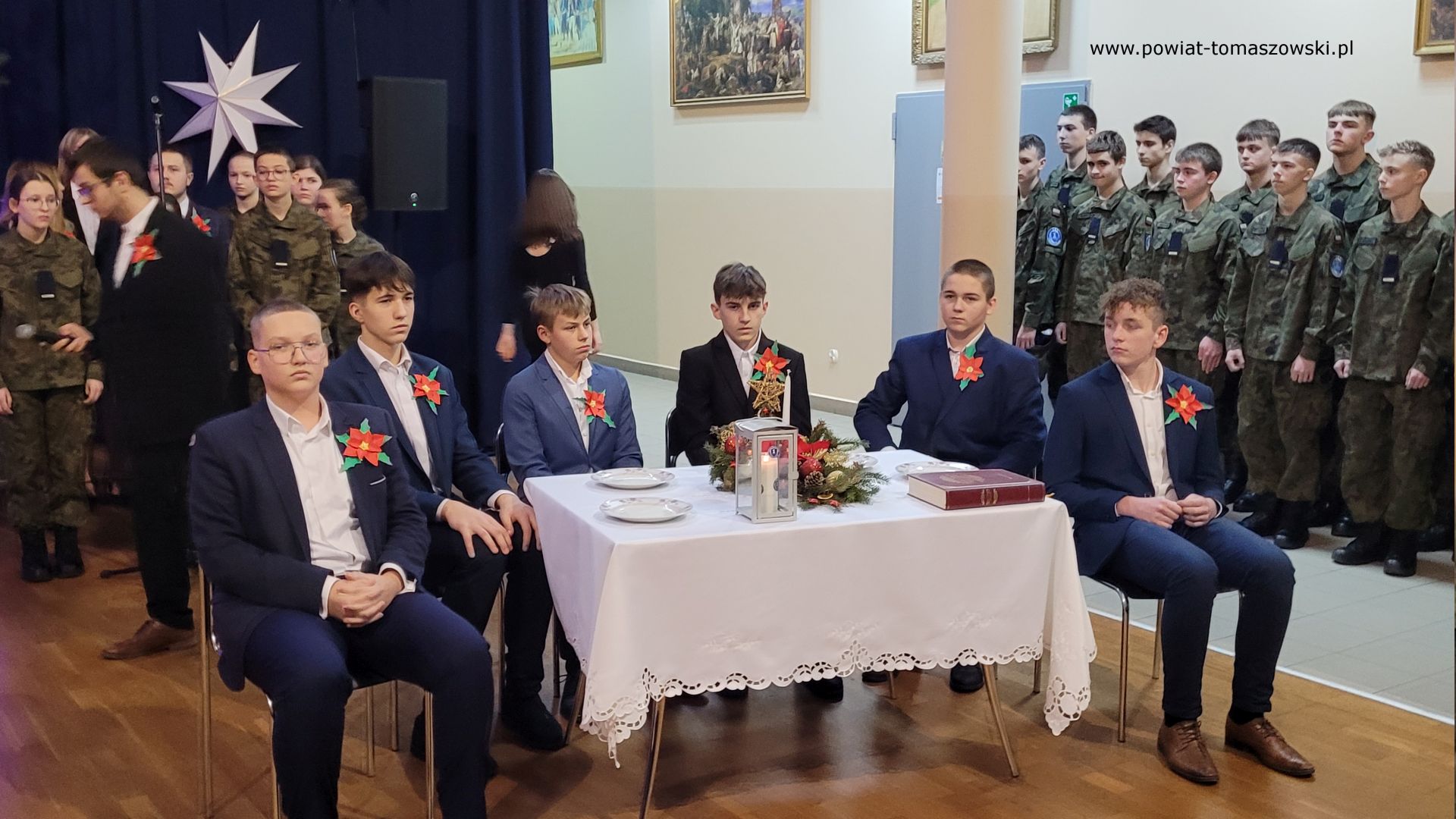 Na zdjęciu: uczestnicy wigilijnego spotkania uczni&oacute;w i&nbsp;nauczycieli w&nbsp;Zespole Szk&oacute;ł Ponadpodstawowych nr 1, kt&oacute;re odbyło się w&nbsp;czwartek, 21 grudnia 2023 roku, w&nbsp;ZSP 1,