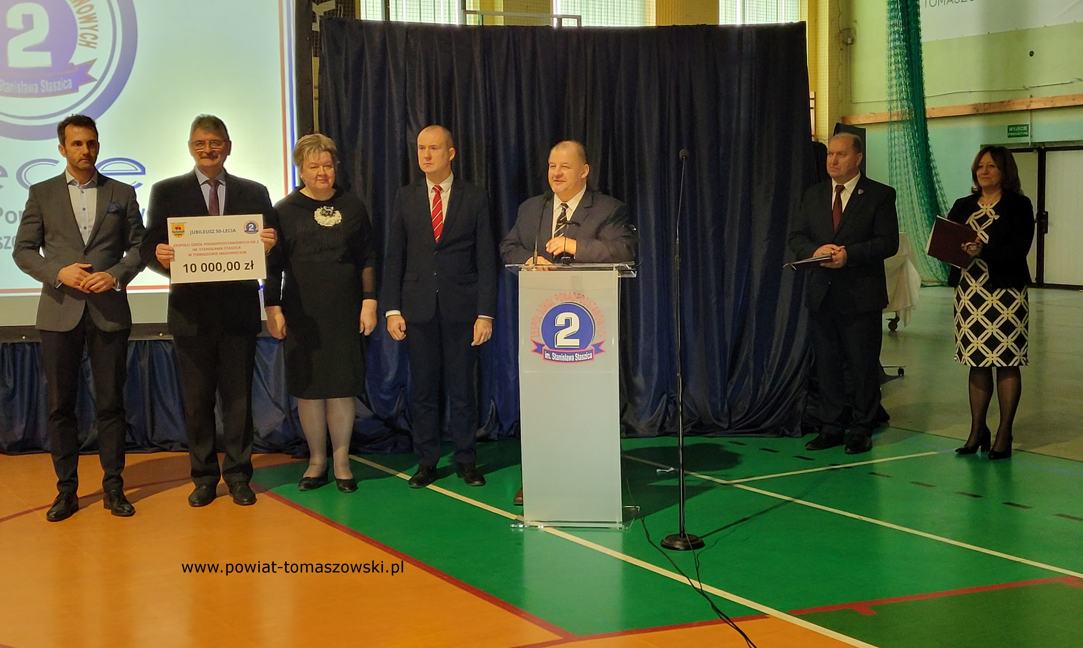 Na zdjęciu: uczestnicy obchodów jubileuszu 50-lecia istnienia Zespołu Szkół Ponadpodstawowych nr 2 im. Stanisława Staszica w Tomaszowie Mazowieckim, które odbyły się w środę, 3 kwietnia 2024 roku, w ZSP nr 2