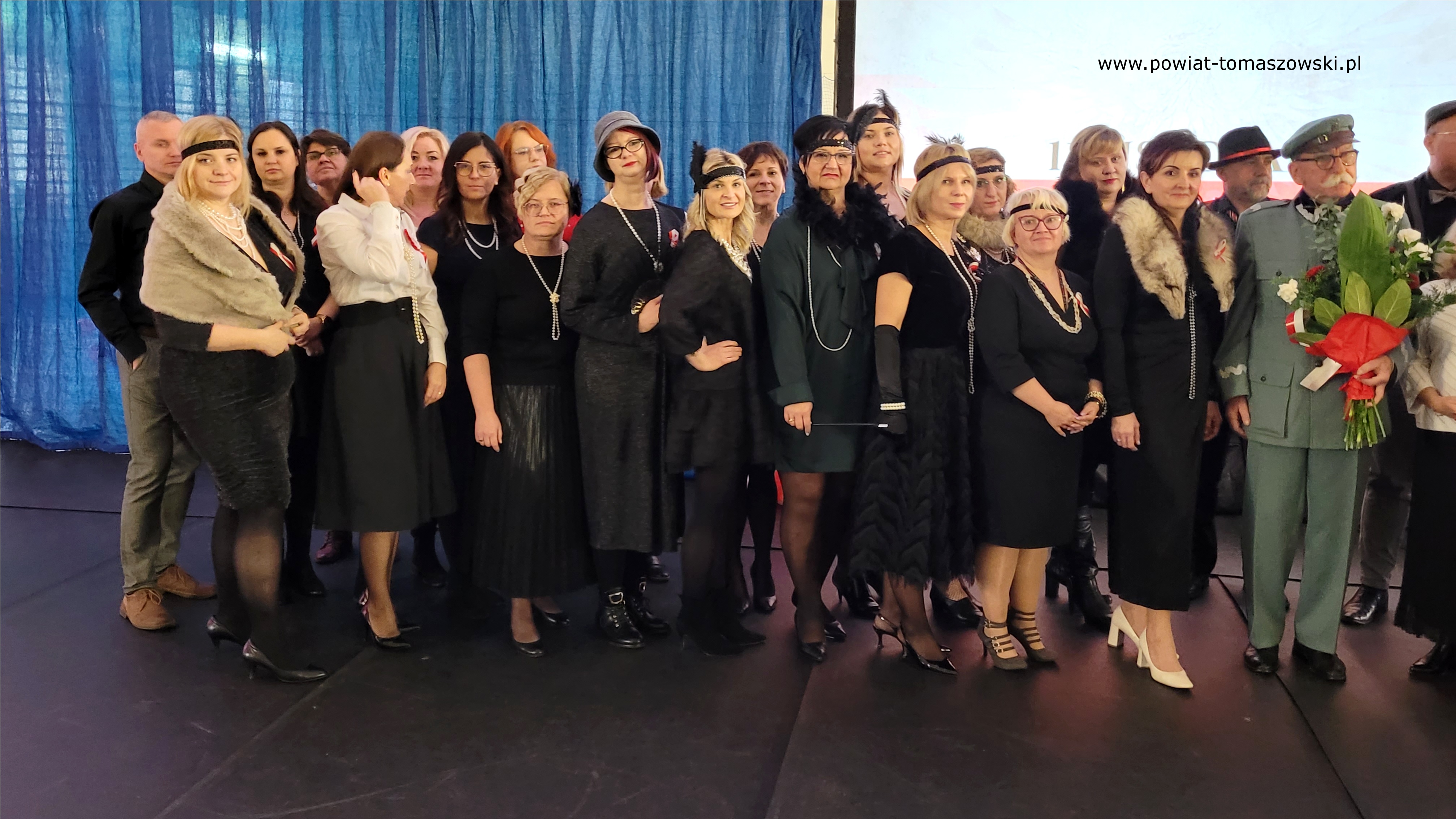 Na zdjęciu: uczestnicy obchod&oacute;w Narodowego Święta Niepodległości w&nbsp;Zespole Szk&oacute;ł Ponadpodstawowych nr 6 im. Stanisława Wyspiańskiego w&nbsp;Tomaszowie Mazowieckim, kt&oacute;re odbyły się we wtorek, 12 listopada 2024 roku, 