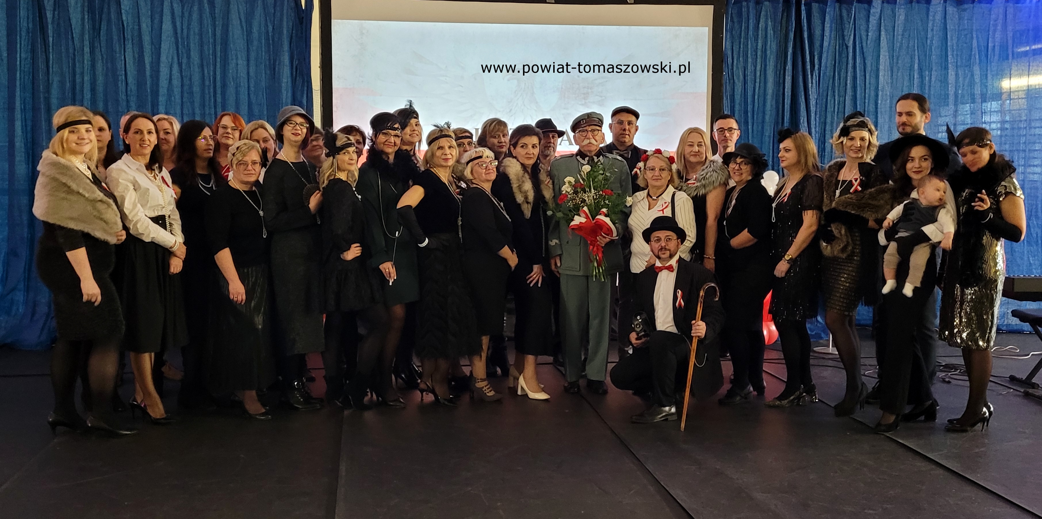 Na zdjęciu: uczestnicy obchod&oacute;w Narodowego Święta Niepodległości w&nbsp;Zespole Szk&oacute;ł Ponadpodstawowych nr 6 im. Stanisława Wyspiańskiego w&nbsp;Tomaszowie Mazowieckim, kt&oacute;re odbyły się we wtorek, 12 listopada 2024 roku, 