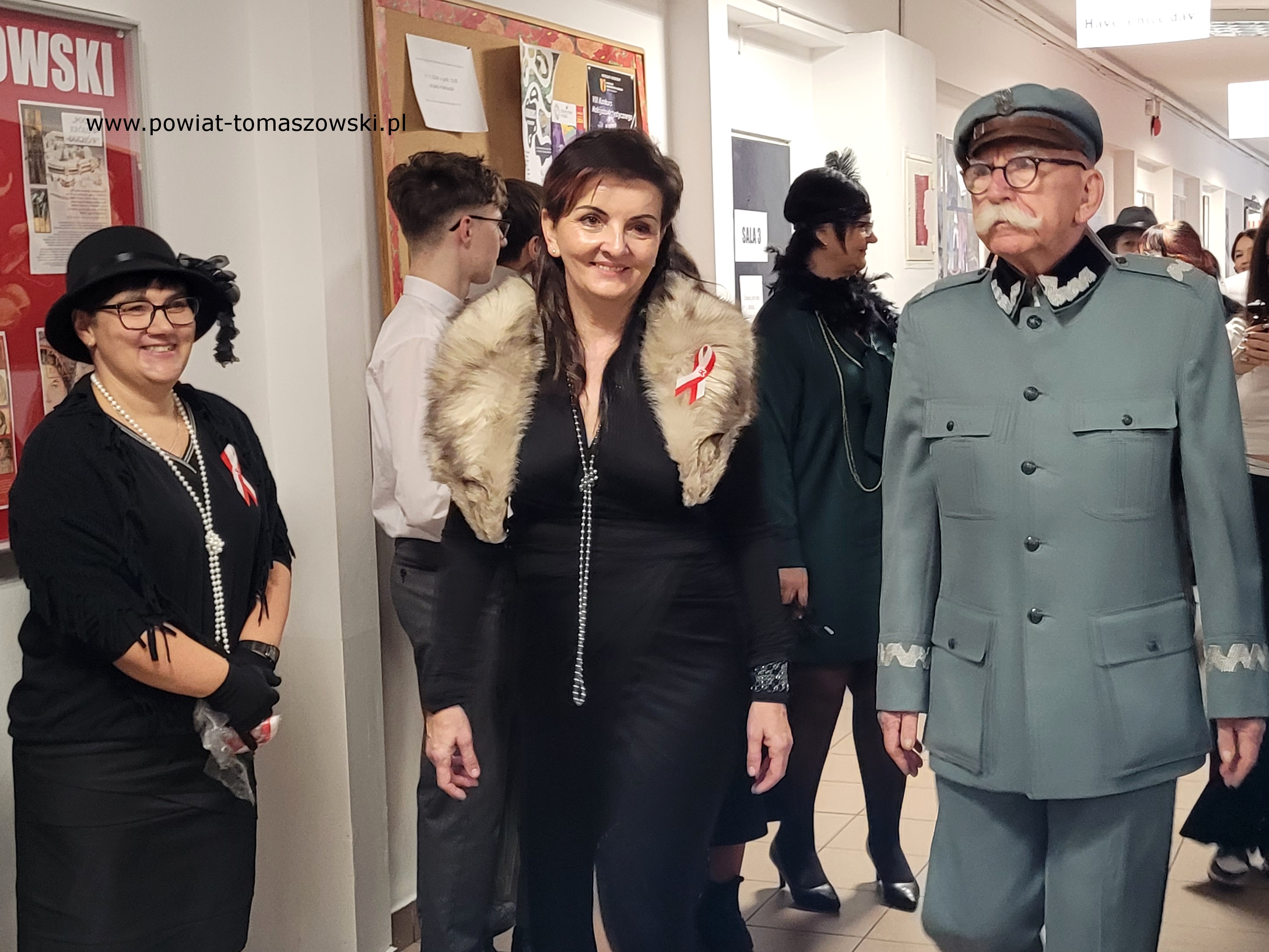 Na zdjęciu: uczestnicy obchod&oacute;w Narodowego Święta Niepodległości w&nbsp;Zespole Szk&oacute;ł Ponadpodstawowych nr 6 im. Stanisława Wyspiańskiego w&nbsp;Tomaszowie Mazowieckim, kt&oacute;re odbyły się we wtorek, 12 listopada 2024 roku, 