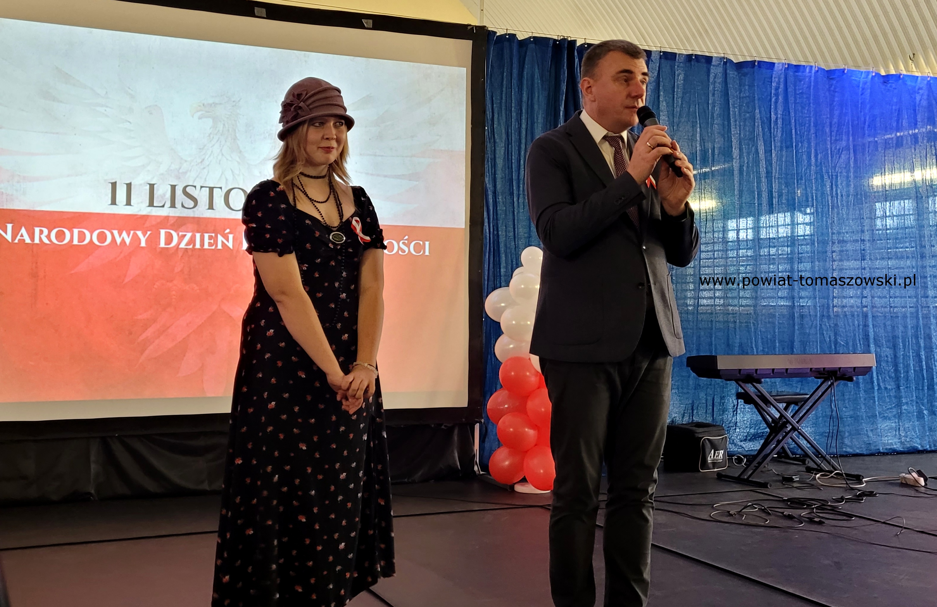 Na zdjęciu: uczestnicy obchod&oacute;w Narodowego Święta Niepodległości w&nbsp;Zespole Szk&oacute;ł Ponadpodstawowych nr 6 im. Stanisława Wyspiańskiego w&nbsp;Tomaszowie Mazowieckim, kt&oacute;re odbyły się we wtorek, 12 listopada 2024 roku, 