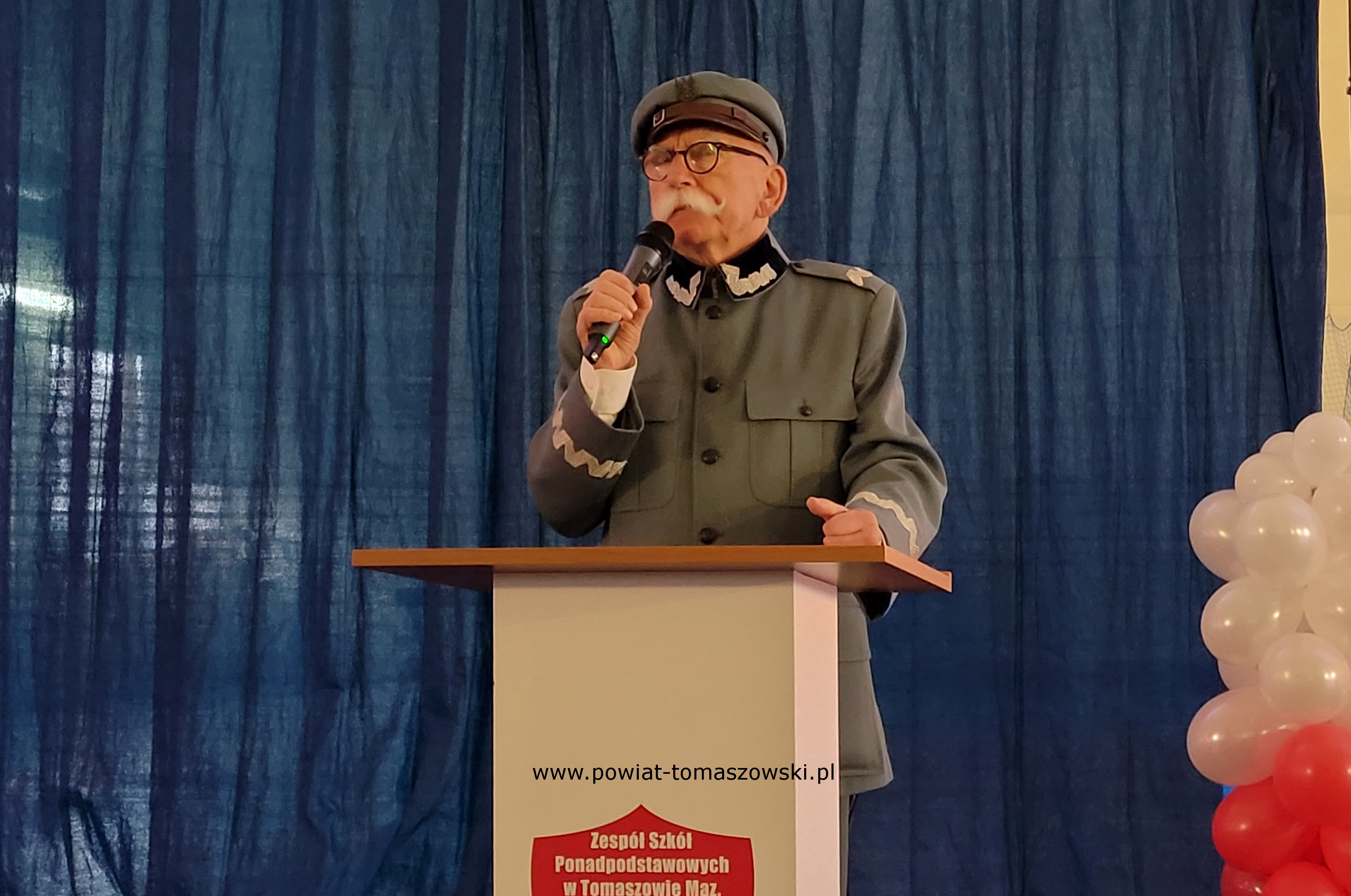 Na zdjęciu: uczestnicy obchod&oacute;w Narodowego Święta Niepodległości w&nbsp;Zespole Szk&oacute;ł Ponadpodstawowych nr 6 im. Stanisława Wyspiańskiego w&nbsp;Tomaszowie Mazowieckim, kt&oacute;re odbyły się we wtorek, 12 listopada 2024 roku, 