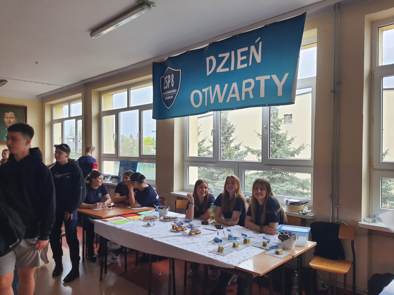 Na zdjęciu: uczestnicy Dnia Otwartego, kt&oacute;ry odbył się w&nbsp;sobotę, 20 kwietnia 2024 roku, w&nbsp;Zespole Szk&oacute;ł Ponadpodstawowych nr 8 w&nbsp;Tomaszowie Mazowieckim, 