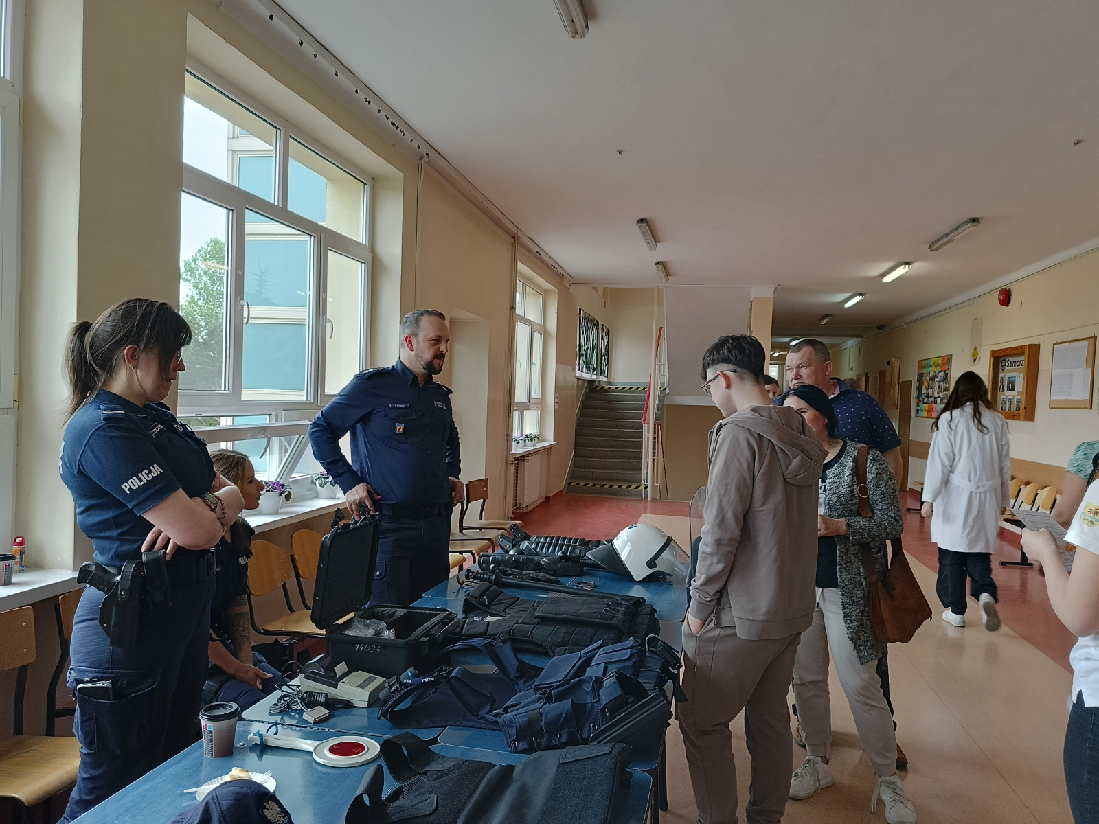 Na zdjęciu: uczestnicy Dnia Otwartego, kt&oacute;ry odbył się w&nbsp;sobotę, 20 kwietnia 2024 roku, w&nbsp;Zespole Szk&oacute;ł Ponadpodstawowych nr 8 w&nbsp;Tomaszowie Mazowieckim, 