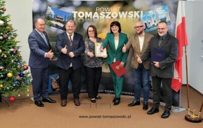 Na zdjęciu: uczestnicy konferencji prasowej dotyczącej Srebrnych i Brązowych Tarcz w rankingu miesięcznika Perspektywy dla tomaszowskich szkół ponadpodstawowych, która odbyła się w czwartek, 18 stycznia 2024 roku, w sali konferencyjnej w Starostwie Powiat