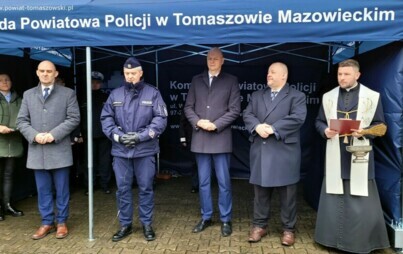 Na zdjęciu: uczestnicy uroczystości, podczas której odbyło się symboliczne przekazanie radiowozów i namiotu Powiatowej Komendzie Policji w Tomaszowie Mazowieckim, która odbyła się w czwartek, 25 stycznia 2024 roku, na terenie Powiatowej Komendy Policji w 