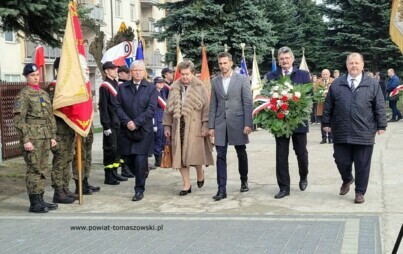 Na zdjęciu: uczestnicy uroczystości z okazji uczczenia Narodowego Dnia Pamięci Żołnierzy Wyklętych, która odbyła się w piątek, 1 marca 2024 roku, w Tomaszowie Mazowieckim,