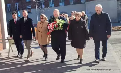 Na zdjęciu: uczestnicy spotkania z córką Mariana Kubiaka – Żołnierza Wyklętego, które odbyło się w Powiatowym Centrum Animacji Społecznej w Tomaszowie Mazowieckim w czwartek, 6 marca 2025 roku. 