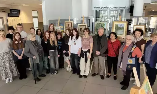Na zdjęciu: uczestnicy wernisażu wystawy prac SAP, który odbył się w poniedziałek, 10 marca 2025 roku, o godzinie 11.00, w holu głównym Starostwa Powiatowego w Tomaszowie Mazowieckim.