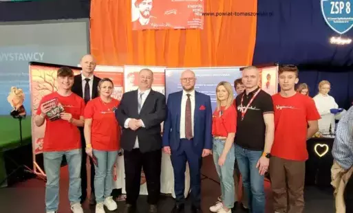 Na zdjęciu: uczestnicy VII Tomaszowskich Targów Pracy i Edukacji, które odbyły się w piątek, 4 kwietnia 2025 roku, w godzinach 9.00 – 13.00, w hali sportowej Zespołu Szkół Ponadpodstawowych nr 3 im. Jana Pawła II w Tomaszowie Mazowieckim przy ulicy Legion