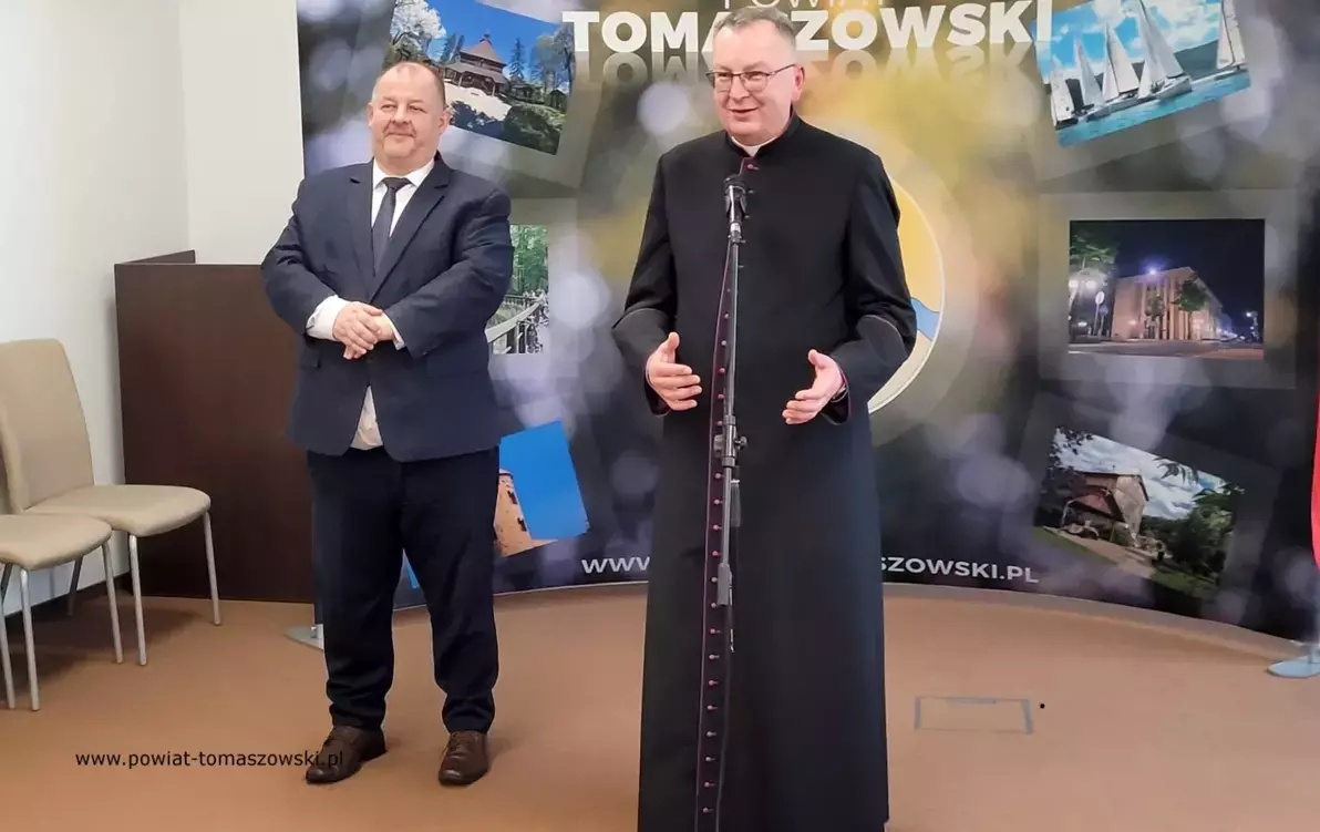 Na zdjęciu: uczestnicy wielkanocnego spotkania, które odbyło się w środę, 15 kwietnia 2025 roku, w Starostwie Powiatowym w Tomaszowie Mazowieckim.