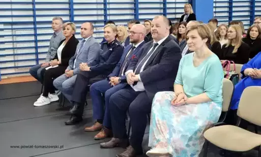 Na zdjęciu: uczestnicy zakończenia roku szkolnego 2024/2025 uczniów klas maturalnych w Zespole Szkół Ponadpodstawowych nr 8 w Tomaszowie Mazowieckim, które odbyło się w piątek, 25 kwietnia 2025 roku.