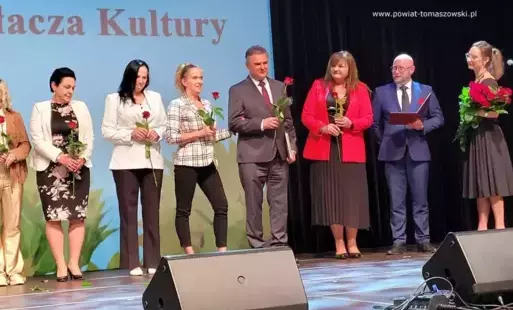 Na zdjęciu: uczestnicy Powiatowej Gali Działacza Kultury, która odbyła się w czwartek, 8 maja 2025 roku, w Powiatowym Centrum Animacji Społecznej w Tomaszowie Mazowieckim.