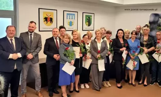Na zdjęciu: uczestnicy uroczystego spotkania z okazji Międzynarodowego Dnia Pielęgniarek i Położnych, które odbyło się w poniedziałek, 12 maja 2025 roku, w sali konferencyjnej Starostwa Powiatowego w Tomaszowie Mazowieckim.