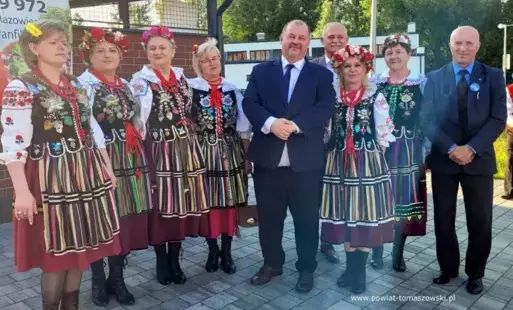 Na zdjęciu: uczestnicy VI Biesiady Świętojańskiej, która odbyła się w sobotę, 14 czerwca 2025 roku,  w Powiatowym Centrum Animacji Społecznej w Tomaszowie Mazowieckim. 