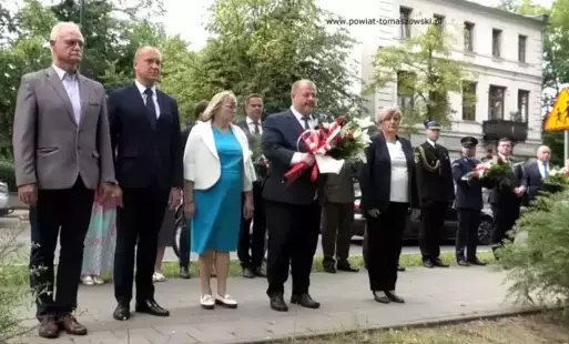 Na zdjęciu: uczestnicy obchodów Narodowego Dnia Powstań Śląskich, które odbyły się w poniedziałek, 23 czerwca 2025 roku, w Tomaszowie Mazowieckim. 