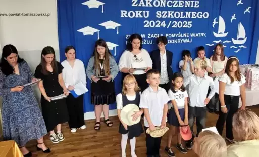 Na zdjęciu: uczestnicy uroczystości zakończenia roku szkolnego 2024/2025 w Szkołach Katolickich im. Niepokalanego Serca Najświętszej Marii Panny Królowej Polski i św. Ojca Pio  w Tomaszowie Mazowieckim. 