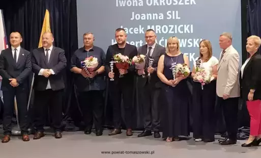 Na zdjęciu: uczestnicy uroczystości zakończenia roku szkolnego 2024/2025 w Zespole Szkół Ponadpodstawowych nr 1 im. Tadeusza Kościuszki w Tomaszowie Mazowieckim, która odbyła się w piątek, 27 czerwca 2025 roku. 