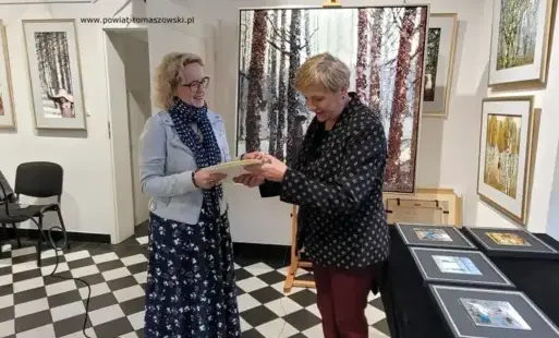 Na zdjęciu: uczestnicy spotkania z malarką Marttą Węg, które odbyło się 18 października 2025 roku w godz. 10.00 – 17.00 w Sołtysówce ul. Piłsudskiego 9 w Spale. 