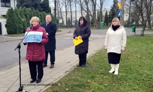 Na zdjęciu: uczestnicy konferencji prasowej, która odbyła się w czwartek, 19 listopada 2025 roku, na ulicy Zacisze w Tomaszowie Mazowieckim. 