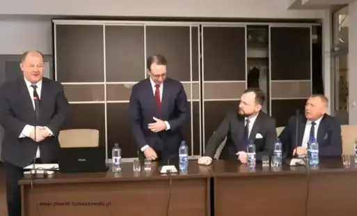 Na zdjęciu: uczestnicy szkolenia z zakresu bezpieczeństwa sali konferencyjnej, które odbyło się w poniedziałek, 24 listopada 2025 roku,  w Starostwie Powiatowym w Tomaszowie Mazowieckim.